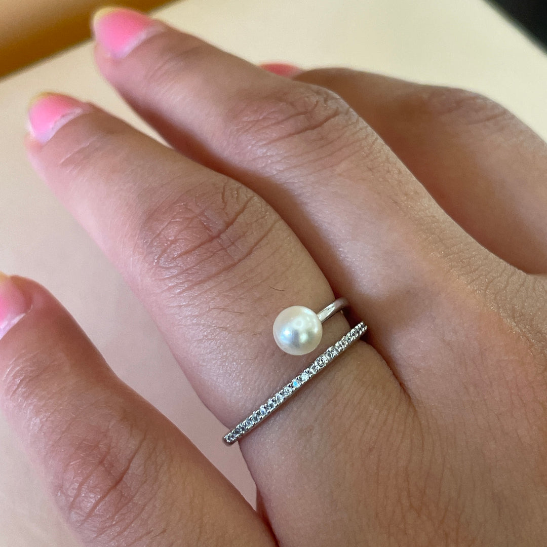 Silver pearl ring with overlapping stones in white gold plating